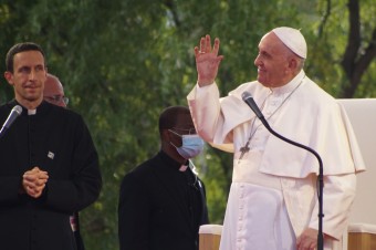 Pápež, ktorý je najšťastnejší v slovenskej výstavnej skrini periférií