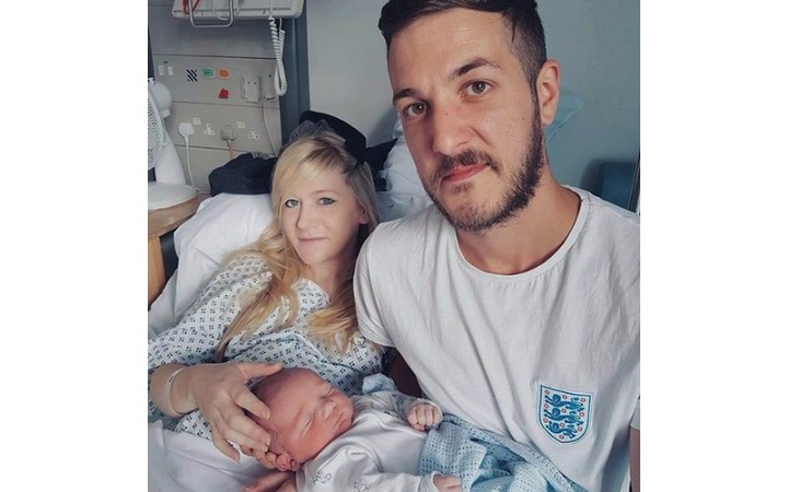 Štát nemá odobrať Charlieho Garda jeho rodičom
