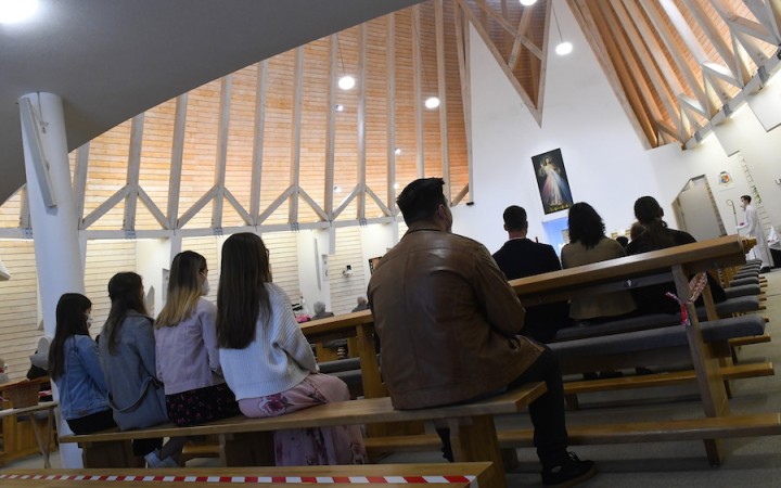 Kňazi riešia, koho pustia na omšu. Sme medzi dvoma mlynskými kameňmi, hovoria