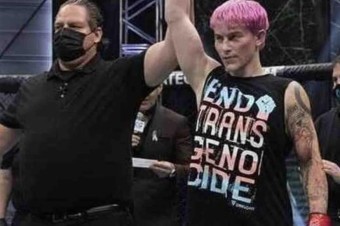 Transgender zápasníčka MMA v prvom zápase škrtením porazila svoju súperku