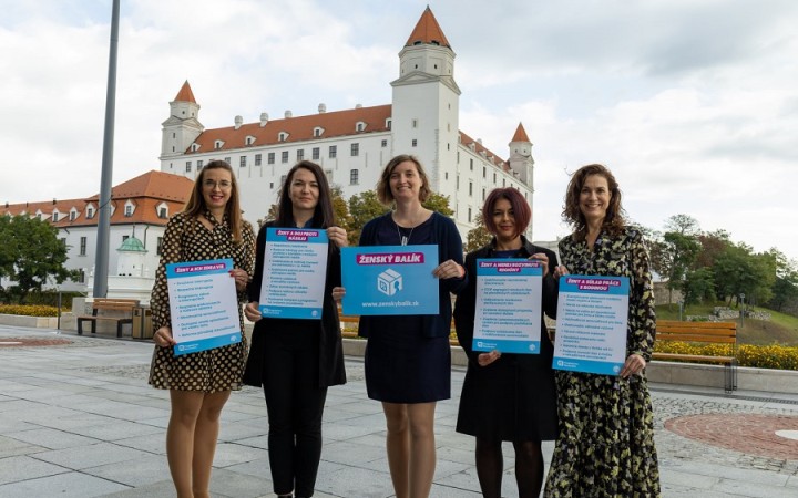 Progresívci volajú po dostupnom umelom oplodnení aj pre ženy s partnerkami