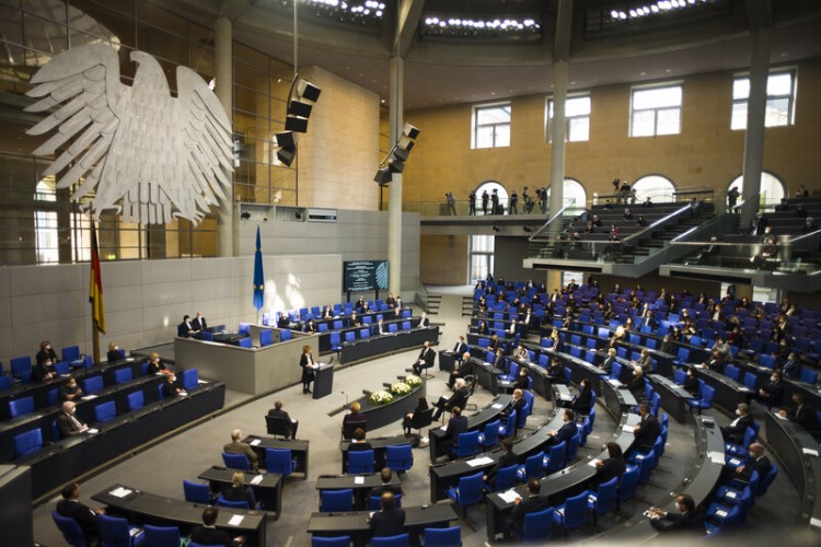 Už čoskoro tisíc poslancov. Prečo nemecký parlament rastie a rastie