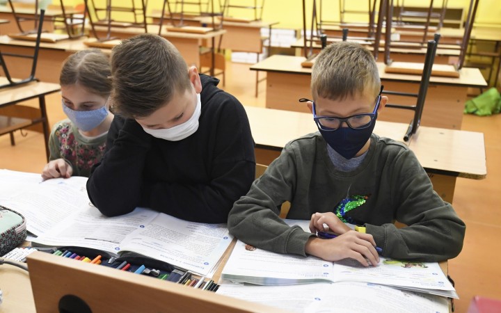 Žiaci na základných školách by v triedach nemuseli nosiť rúška