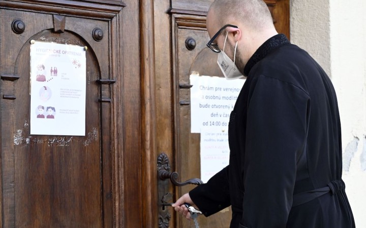 Kňazi zápasia s vyhláškou, kaplán internátu zase s formáciou viery študentov
