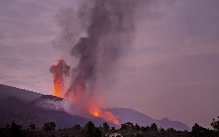 Tisíce ľudí na španielskom ostrove La Palma sú v lockdowne