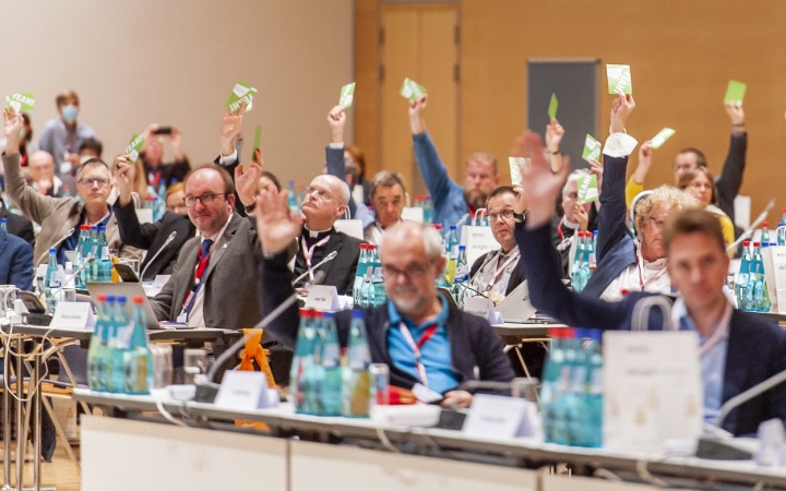 Druhé zhromaždenie sa skončilo chaosom, proces kritizuje už aj kardinál Kasper