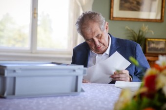 Prezident Zeman odvolil, sediac v kresle na zámku v Lánoch