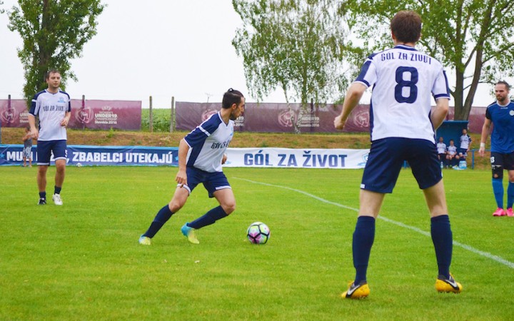 Pro-liferi to skúšajú inak. Idú za chlapmi hrať futbal