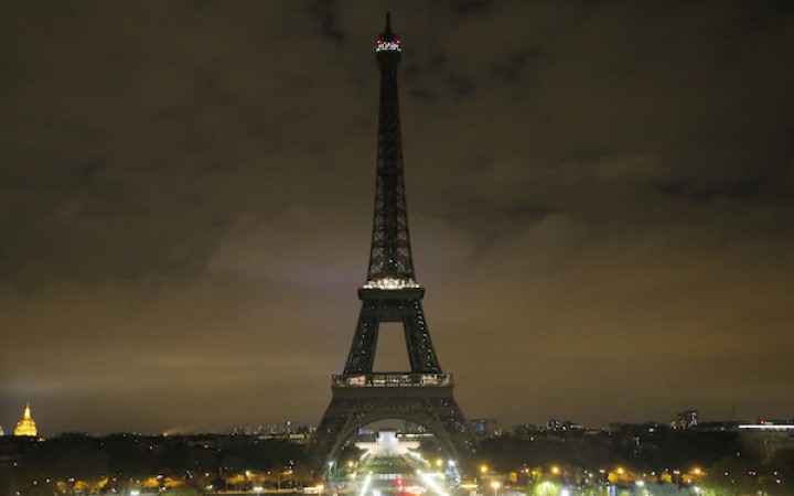Parížsku Eiffelovu vežu museli evakuovať 