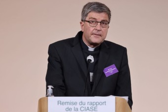 Francúzsky biskup sa ospravedlnil za výrok, že spovedné tajomstvo je nad zákonom