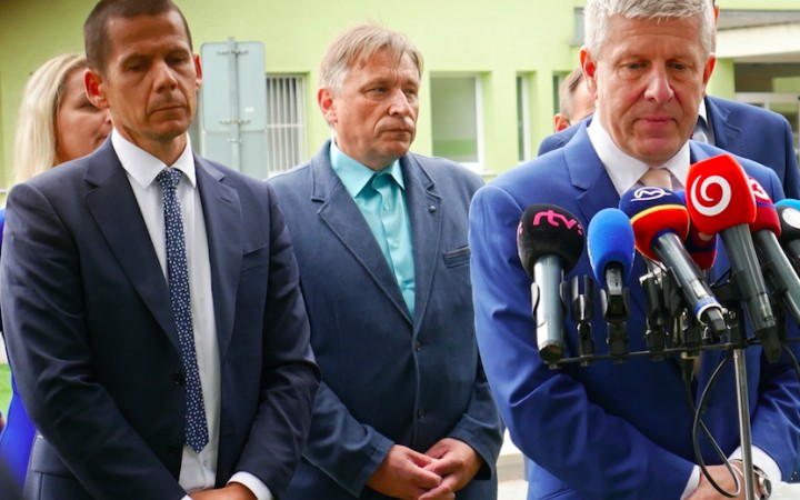 Vláda chce kritikov vakcín kriminalizovať. Ide tým aj proti očkovaným