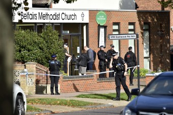 Britského konzervatívneho poslanca pobodali počas stretnutia s voličmi v kostole
