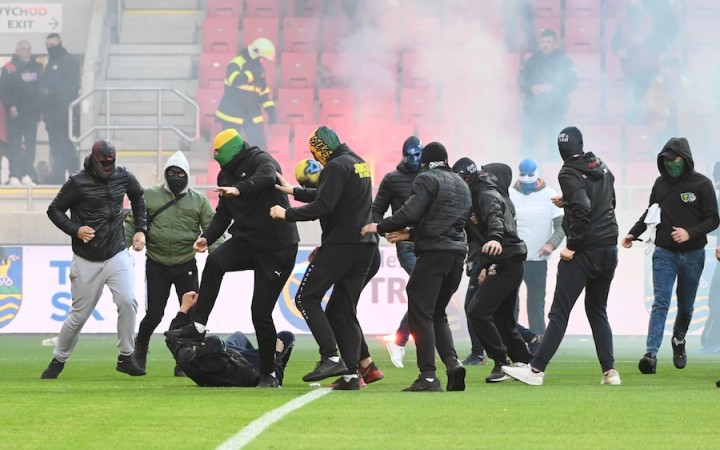 Derby medzi Spartakom a Slovanom nedohrali pre vyčíňanie fanúšikov