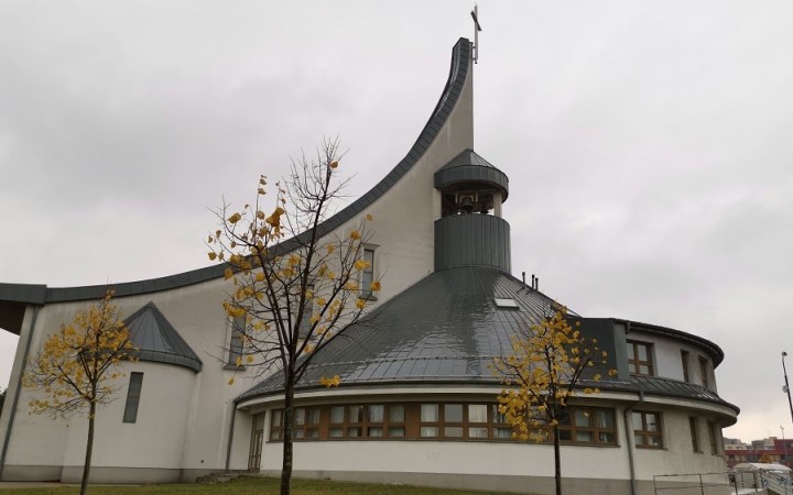 V Dúbravke strelnou zbraňou poškodili okná a dvere kostola (+ foto)