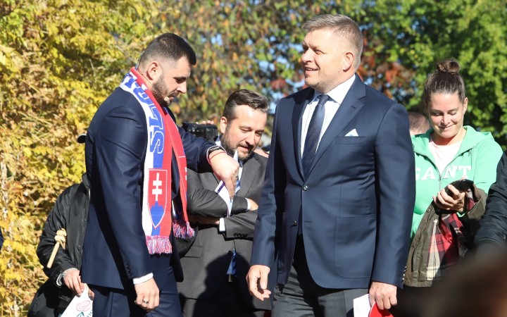 Organizátori a účastníci protestu, ktorý v nedeľu organizoval Smer v Rimavske