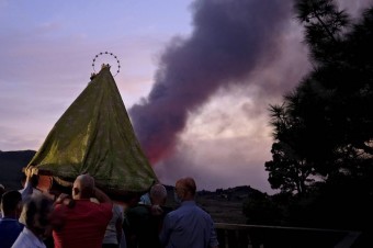 Obyvatelia na ostrove La Palma sa modlia, aby sa vybuchnutý vulkán utíšil
