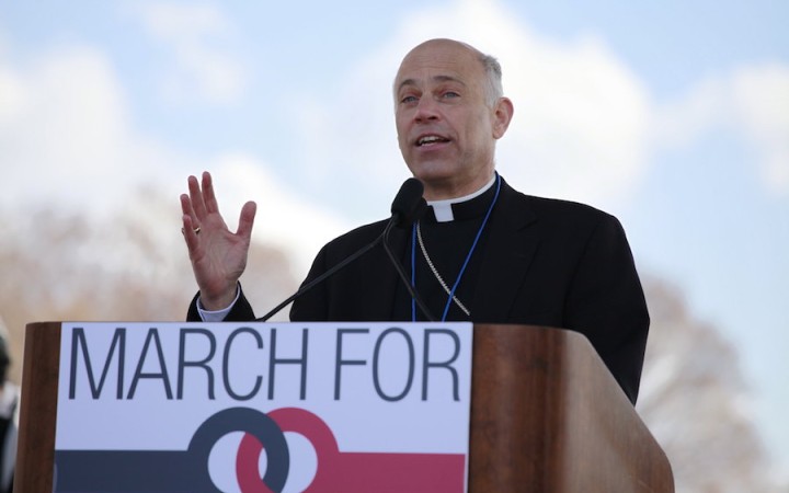 Nový Burke? Kto je arcibiskup, čo posiela provokatívne ruže Bidenovej političke