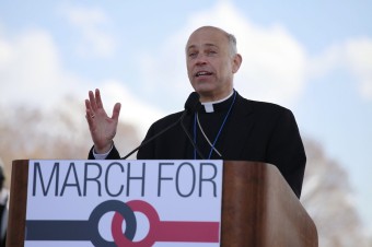 Nový Burke? Kto je arcibiskup, čo posiela provokatívne ruže Bidenovej političke