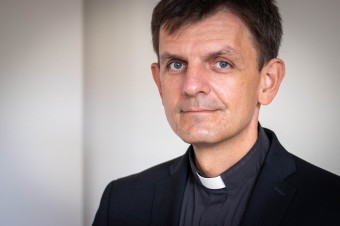 Konferencia biskupov je vnímaná ako nadriadená. V diecéze je biskup autonómny 