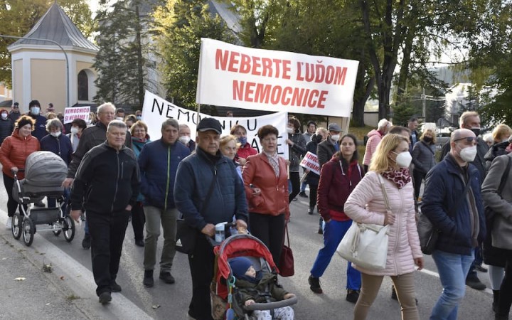 Ľudia sa búria voči zatváraniu, o aké zariadenia však reálne ide?