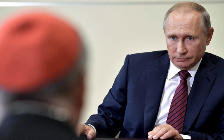 Putin chce mať z Vatikánu naivného spojenca