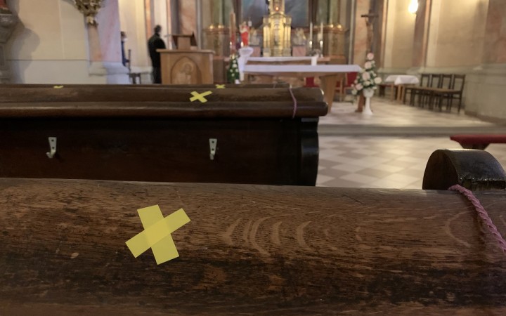 Katolícki biskupi všeobecný dišpenz od omší neplánujú, rozhoduje sa lokálne