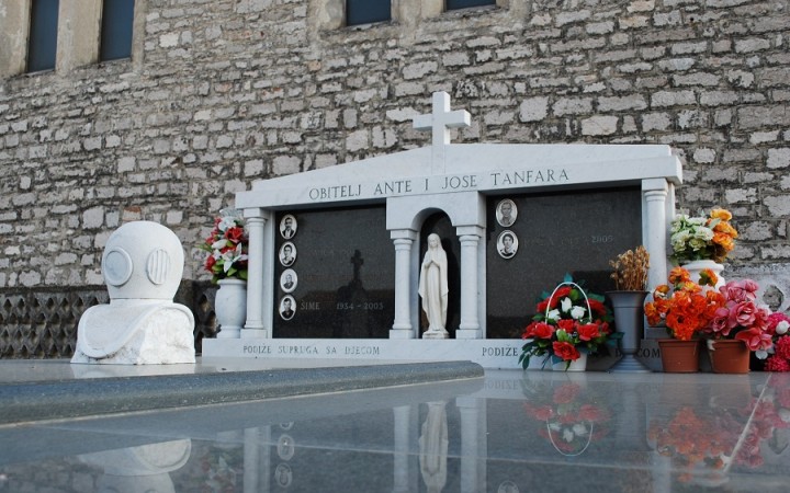 Umelé kvety, umelé úsmevy, umelý život