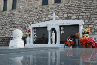 Umelé kvety, umelé úsmevy, umelý život