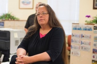 Kim Davisovú v USA zavreli pre názor do väzenia. Na jej prípade záleží