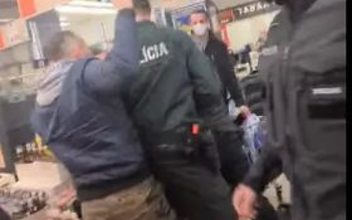 Jedného z trojice obvinených z incidentu v piešťanskom obchode vzali do väzby