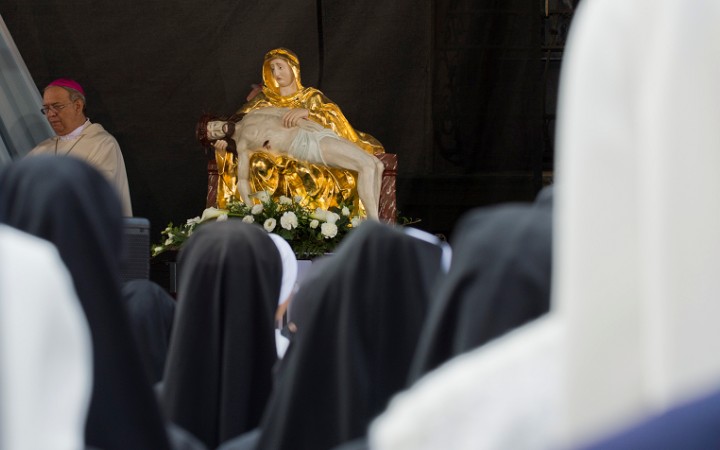 Stála Matka bolestivá. Pri kríži, aj pri našom národe