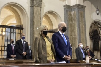 Biskupi idú riešiť dokument, ktorý polarizuje. Bidenovci sa ho báť nemusia