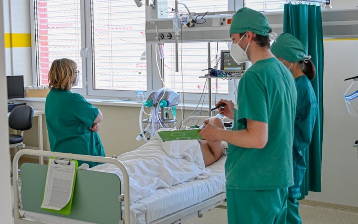 Neodchádzame iba kvôli platom, ministerstvo návratom nepomáha