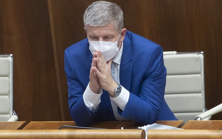 Máme už len 20 voľných lôžok s ventiláciou. V hre je aj lokálny lockdown
