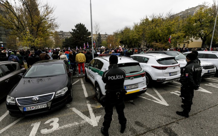 Protestujúci zranili dvoch policajtov, polícia začala trestné stíhanie