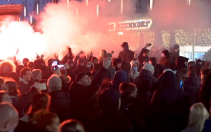 V Austrálii vyšli do ulíc tisíce, holandská polícia spustila varovnú streľbu