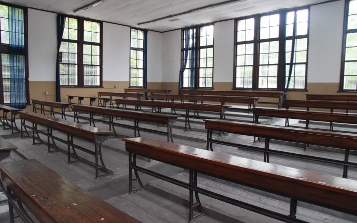 Odíďte, pán profesor, inak vás prinútia utiecť