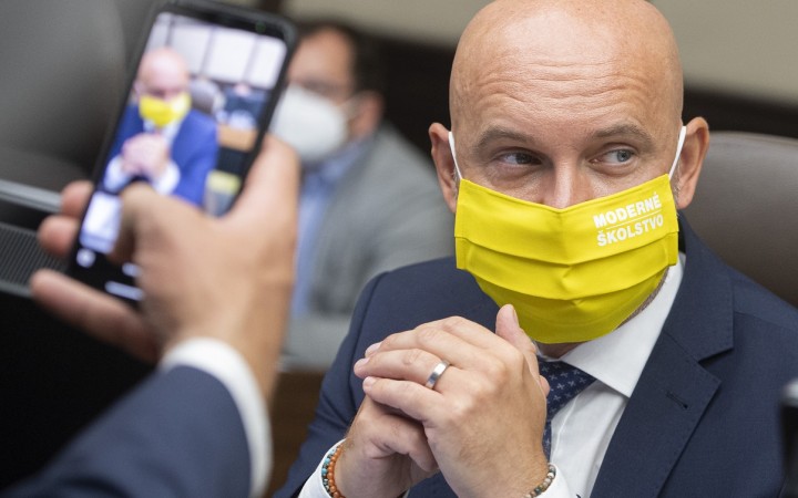 Bolo správne, že Gröhling nechal žiakov v školách? Experti sa v tom nezhodujú