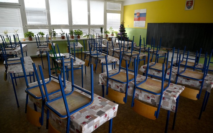 Školy sa plošne zatvárať nebudú