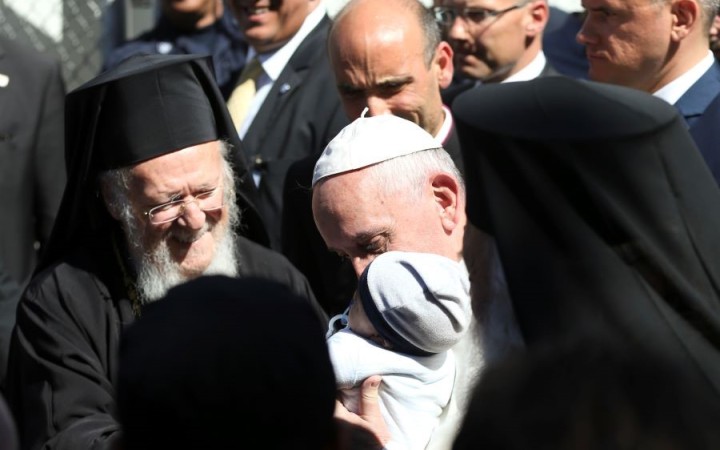 Ostnatý drôt, silné pravoslávie, množstvo migrantov. Pápeža čaká náročná cesta