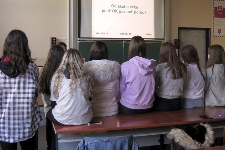 S dievčatami o porne, v triede