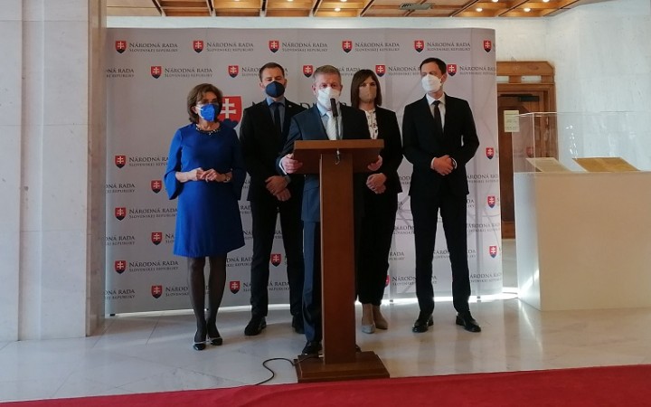 Otvoria sa obchody aj kostoly v režime OP, školy sa pre starších žiakov zatvoria