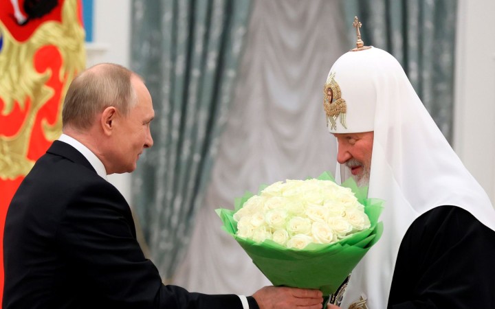 Kým si s Putinom vymieňa komplimenty, pravosláviu hrozí rozkol. Aj jeho vinou