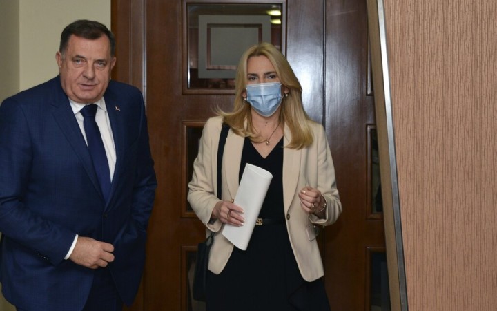 Bosnianski Srbi sa chcú zase odtrhnúť, od vlastnej armády ich delí už len krok