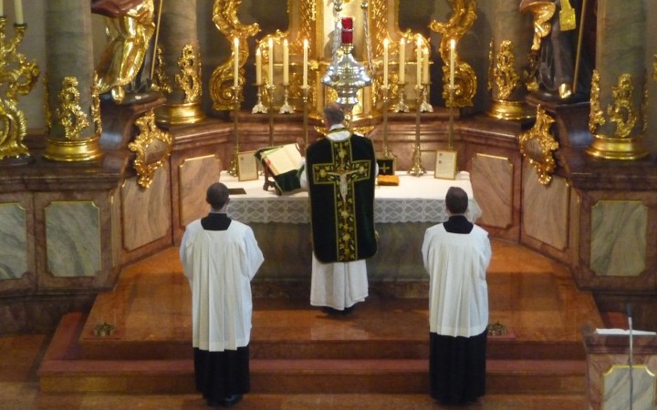 Vatikán reagoval na dubiá vznesené k obmedzeniam predkoncilovej liturgie