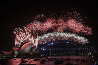 Austrálske Sydney privítalo rok 2022. Oslavy Nového roku vyvrcholili ohňostrojom