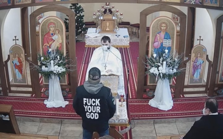 Muž počas novoročnej liturgie napadol kňaza. Polícia už začala trestné stíhanie