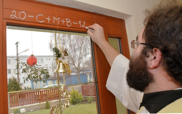 Dom či byt môže požehnať aj laik, k dispozícii je domáca pobožnosť