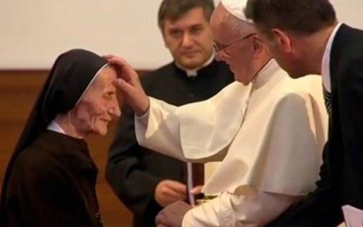 Zomrela rehoľníčka, ktorá tajne krstila deti vodou z topánky
