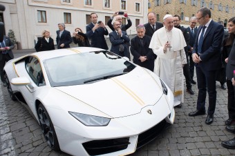 Pápež dostal nové lamborghini, dá ho do dražby v prospech kresťanov v Iraku